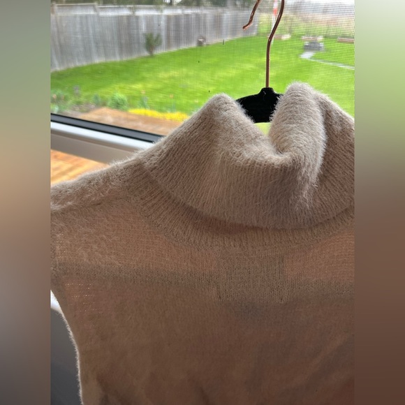 Fuzzy Turtleneck ✨ - Picture 2 of 3